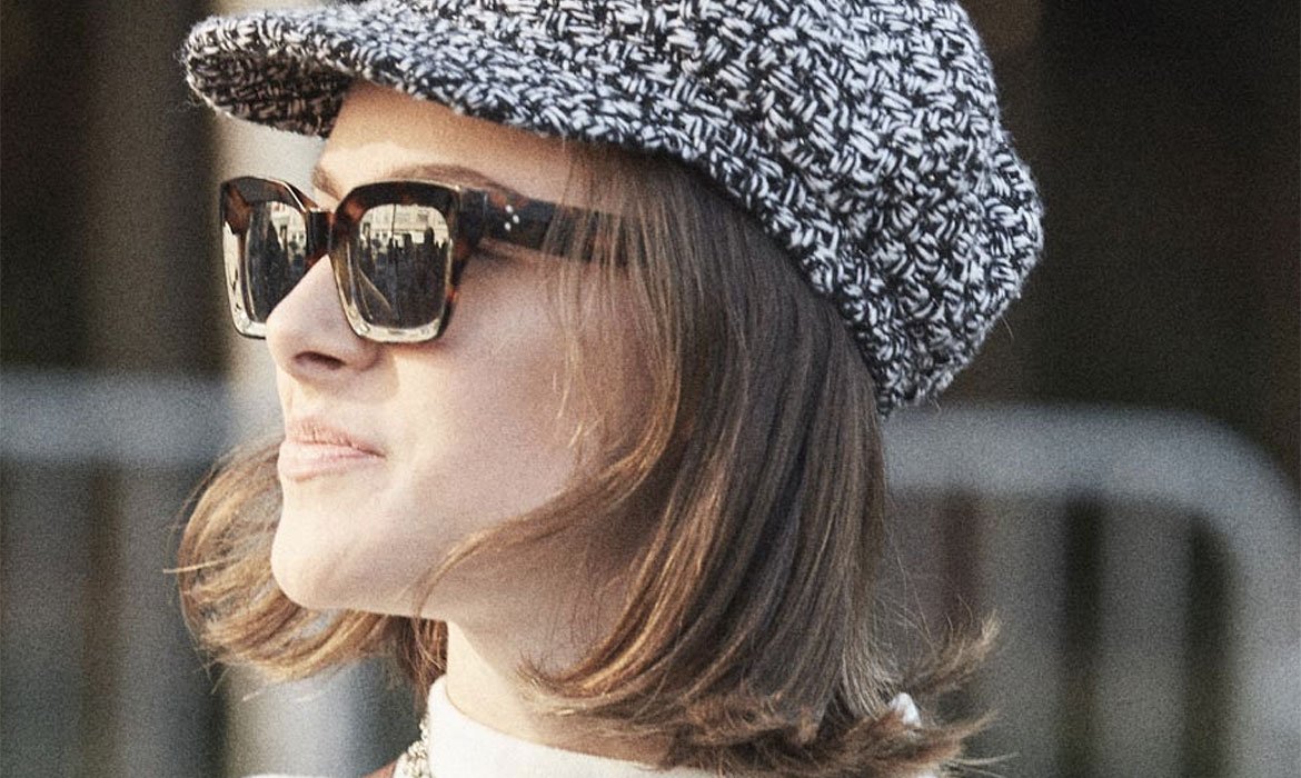 A tu lista de peinados 2021 se suma uno muy sixties. Consíguelo planchando tu pelo y protegiéndolo previamente con el Sérum Stop Frizz de L’Oréal Paris. ¿Y para tus puntas? El Aceite Extraordinario Universal o la Crema Stop Tijeras de la gama Dream Long.